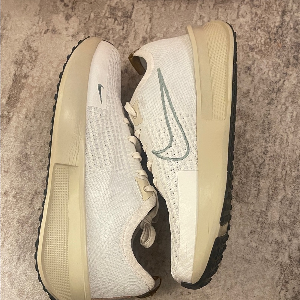 Nike Interact Run

Beige/ Green 

Size 9 

Lightly worn 

Comes with Box
